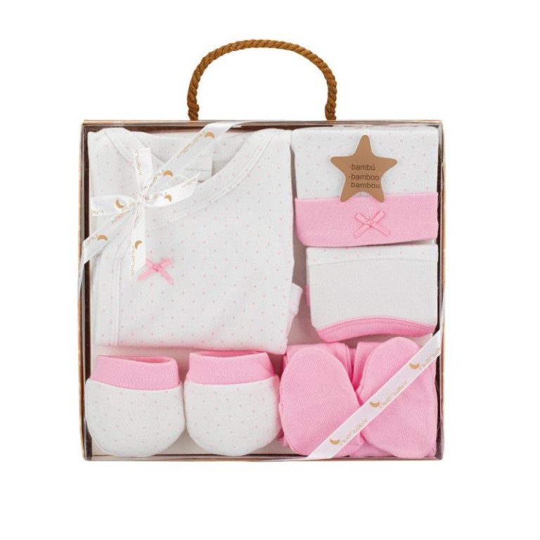 conjunto bebe Conjunto de ropa de bebé en caja, con bodys, calcetines y accesorios en tonos rosa y blanco.